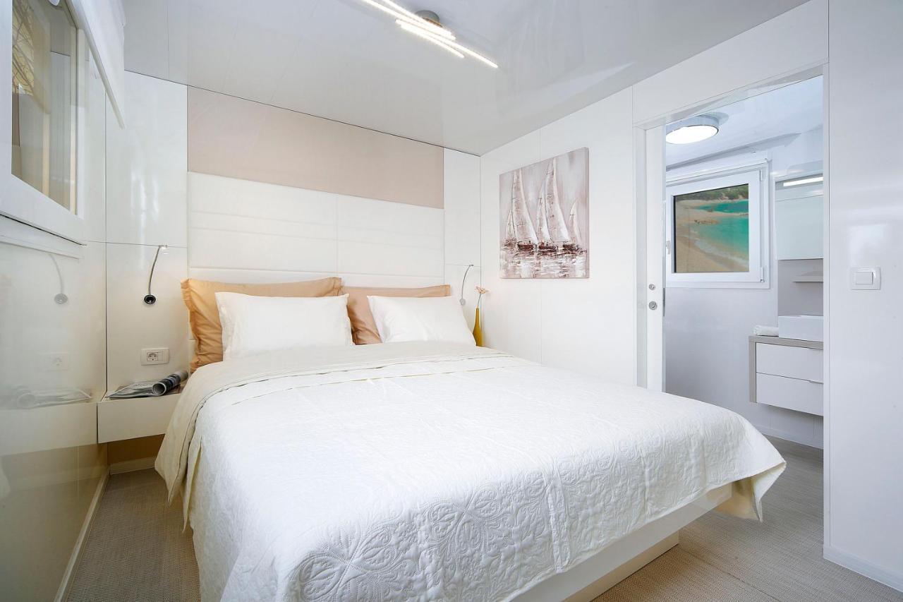 Glamping Tents And Mobile Homes Trasorka Veli Losinj Exterior photo