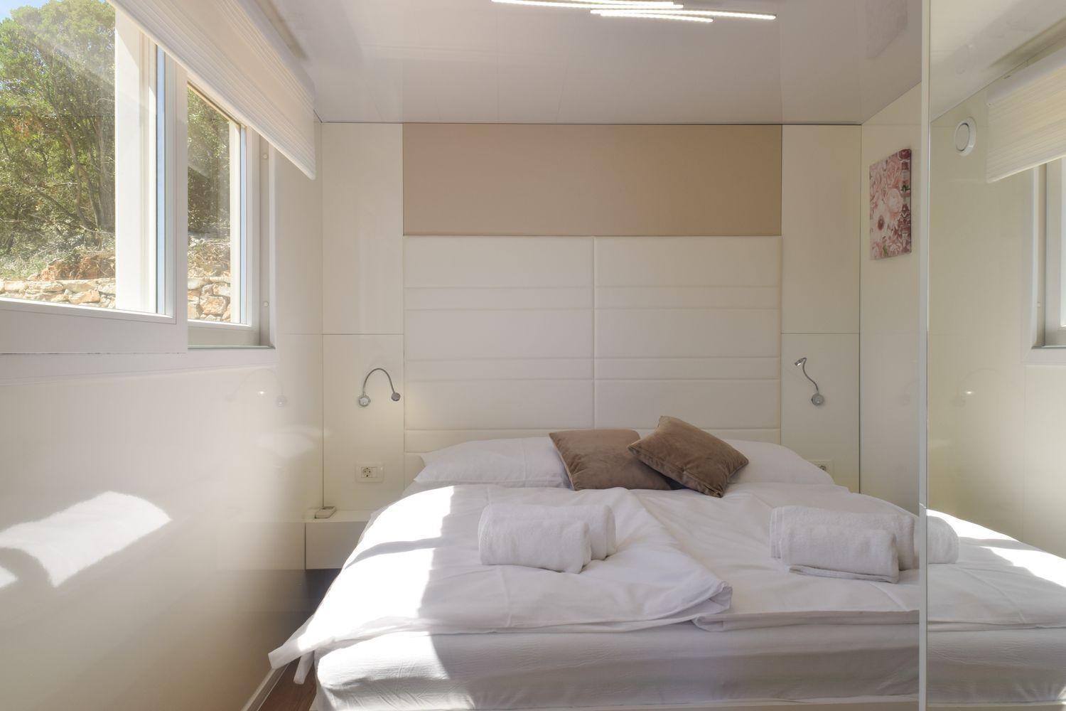 Glamping Tents And Mobile Homes Trasorka Veli Losinj Room photo